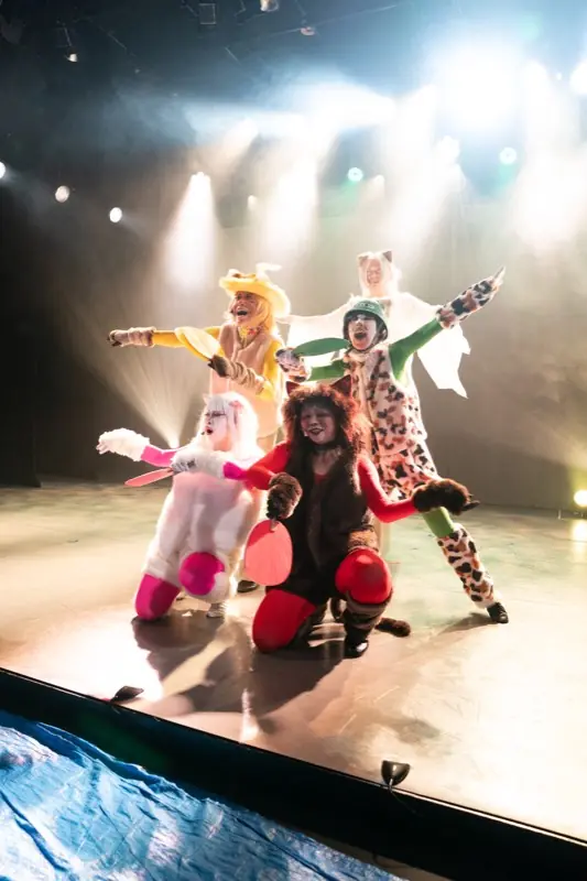 動物の衣装をまとった「清子と桃香」出演者たち