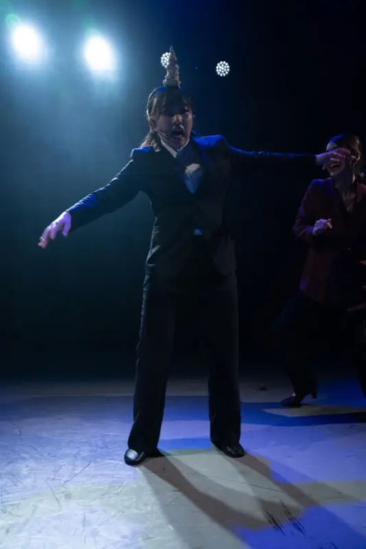 スーツ姿で感情をあらわに演じる「清子と桃香」出演者