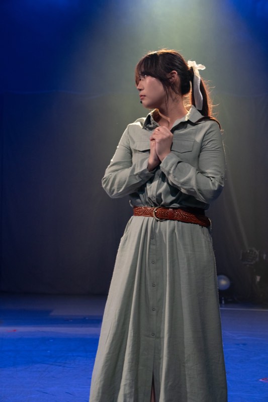 物思いにふける表情を見せる「清子と桃香」出演者
