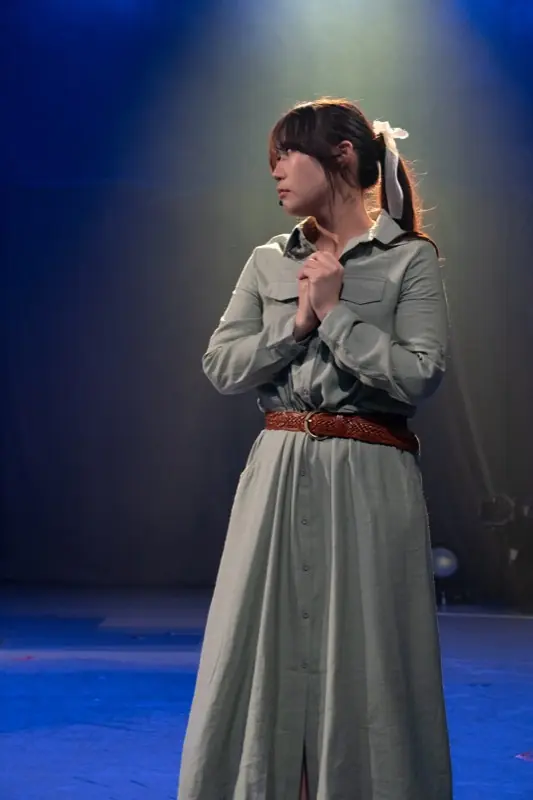 物思いにふける表情を見せる「清子と桃香」出演者
