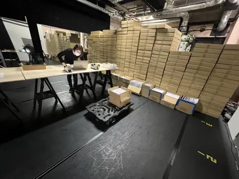 劇団スペースを活用した大量梱包・発送代行の実績